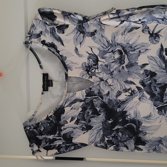 Ladies dress - Picture 2 of 3